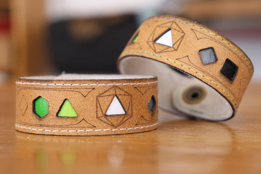 Polyhedral Dice Pride bracelet - Aromantic flag